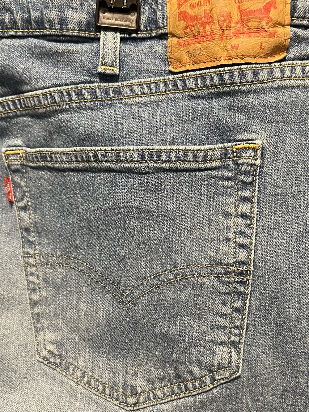Levi's Men's Light Wash Blue Relaxed Jeans